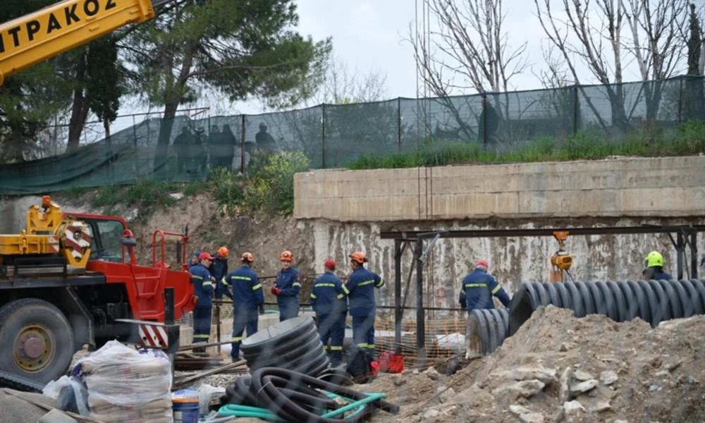 Σοβαρό εργατικό ατύχημα στη Λάρισα - Άνδρας έπεσε σε φρεάτιο (βίντεο)